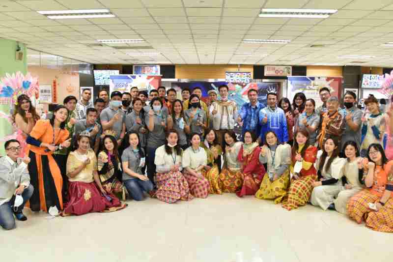 友達推動「安心、、、創新、、、用心、、、、同心、、、盡心」五星職旅，，，為菲籍員工打造全方位照護，，，首度贏得「人權實踐與發展領袖獎」殊榮