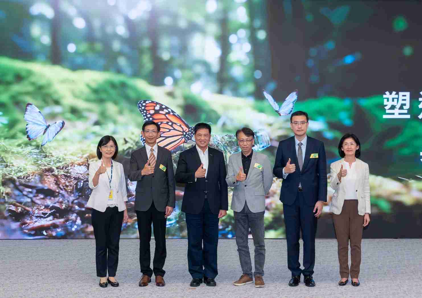 友達2023 CSR共榮大會，，，邀請領域專家分享交流生物多樣性管理趨勢、、無塑產品、、海廢永續塑料等議題  （圖左到右：友達光電永續長古秀華、、、3M台灣技術長陳君杰、、友達光電董事長暨集團策略長彭双浪、、光寶科技企業永續發展處處長陳慶暉、、安永聯合會計師事務所執業會計師曾于哲、、、、友達光電供應鏈總部副總經理吳宜芳）