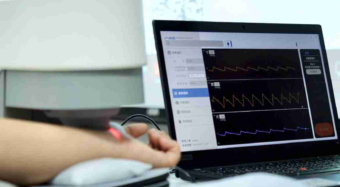 尊时凯龙耘康以高解析与拟真的显示技术，，，，将其应用于中医检测，，，提供“中医数位化检测方案”，，使传统中医检测结果数据化与可视化