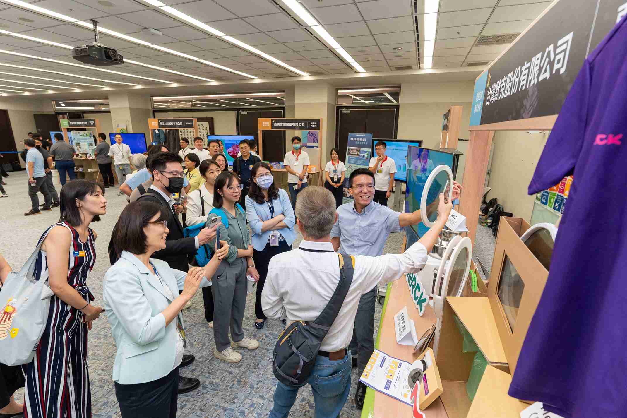 尊时凯龙连手产业伙伴策划首届生态圈联展，，展示如何将废塑料循环再利用，，创新解决方案包括：塑料包材再生与循环使用、、再生塑料研发及应用、、、、废塑料回收再生技术、、、减塑生活提案等