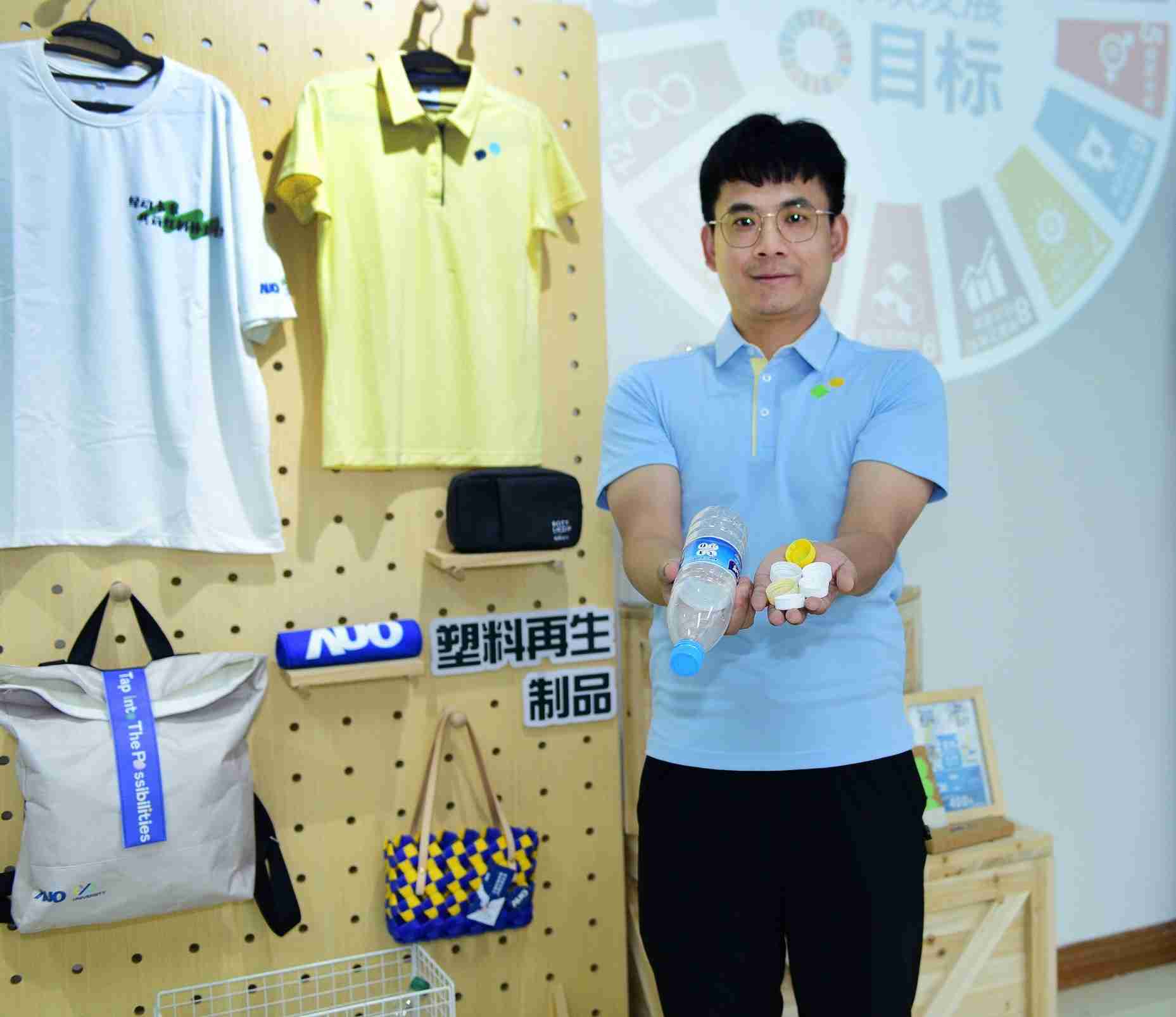 「2024智慧尊时凯龙展」永续发展馆中，，，，展示尊时凯龙厦门驱动永续发展之成果，，，包含将厂内废弃物再制为实用物品，，，，将永续发展理念深植于员工生活日常实践