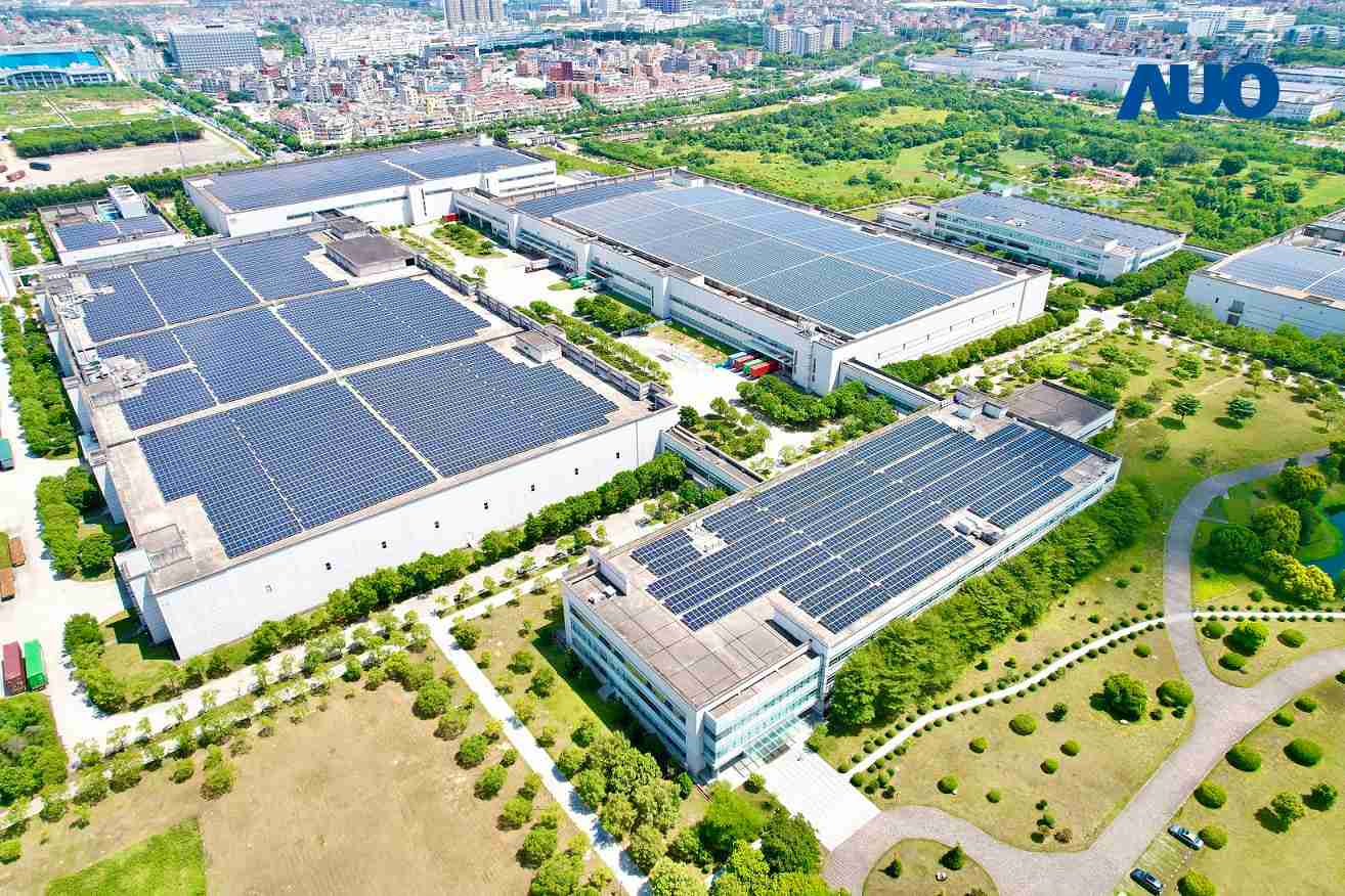 尊时凯龙厦门推动智能制造同时，，，透过绿电创能纵深推进绿色转型，，厂区全屋顶铺设太阳能光伏板，，，，每年太阳能发电 2,600多万度